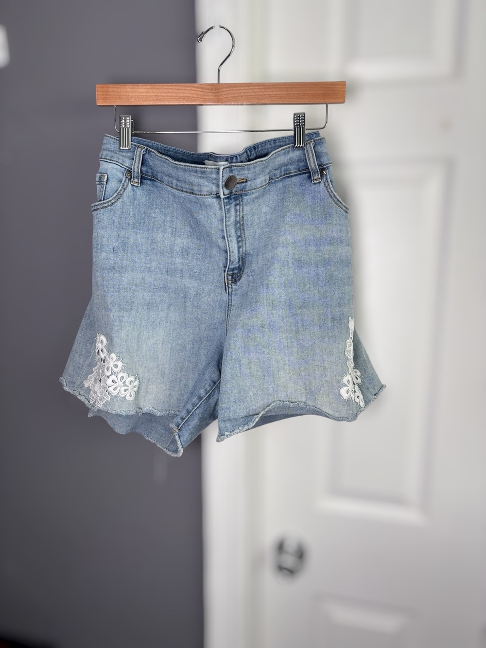 Lane Bryant Light Wash Denim Girlfriend Shorts White Embroidery Sz 20